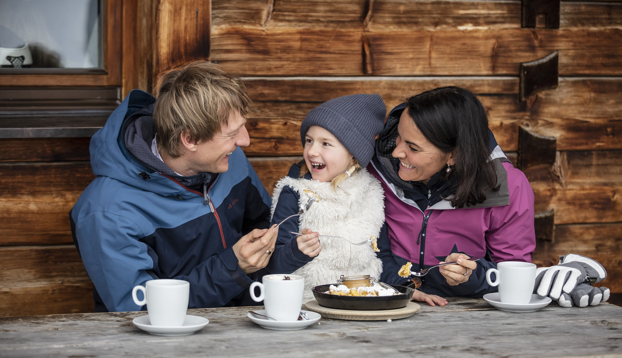 Essen mit der Familie auf der Skihütte im Snow Space Salzburg © Mirja Geh Photography